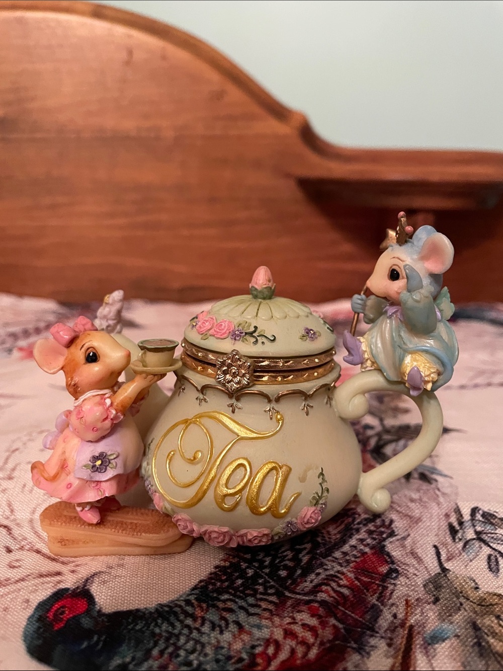 Mouse in the House 1999 Cast Art Ind. Miniature Trinket Box Teapot Teabag Inside